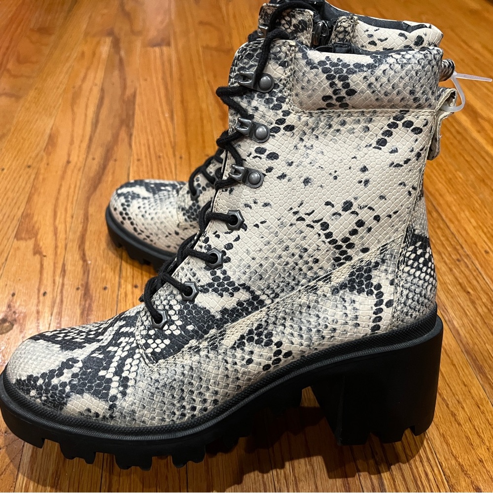 Madden Girl Dillan fashion boots sz 8.5 brand new